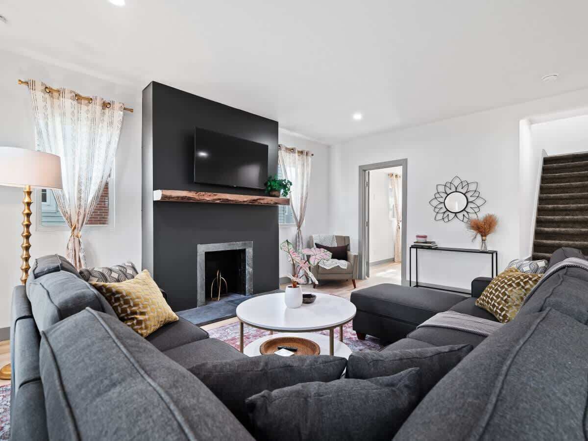 Televisor intel·ligent, videojocs, futbolí i oficines 