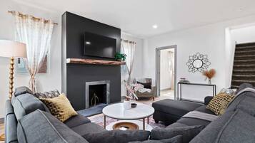 Televisor intel·ligent, videojocs, futbolí i oficines