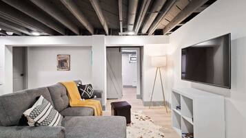 Televisor intel·ligent, videojocs, futbolí i oficines