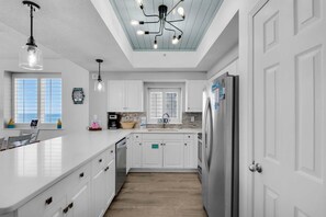 Condo, varias camas (Majestic Sun 1014B- Shades of Blue) | Cocina privada | Horno y tostadora 