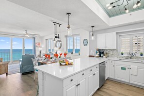 Condo, Multiple Beds (Majestic Sun 1014B- Shades of Blue) | Private kitchen