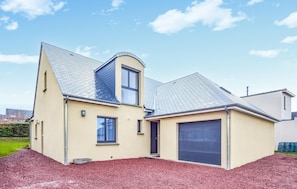 Exterior - Cozy home in Gouville-sur-Mer with WiFi (Gouville-sur-Mer)
