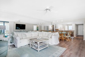 Living area - Mainsail 176 (Miramar Beach)