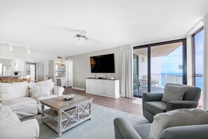 Living area - Mainsail 176 (Miramar Beach)