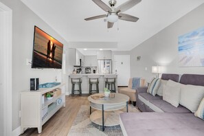 Condo, 1 Queen Bed with Sofa bed (Lakeview #6- Emerald Searenity) | Living area