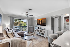 Condo, 1 cama Queen e sofá-cama (Lakeview #6- Emerald Searenity) | Área de estar | TV