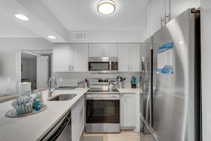 Condo, 1 cama Queen e sofá-cama (Lakeview #6- Emerald Searenity) | Cozinha privada | Fogão, torradeira