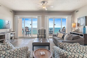 公寓式客房, 多张床 (Empress 1101- Sea Forever) | 起居区 | 电视