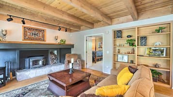 Een smart-tv, een open haard en boeken