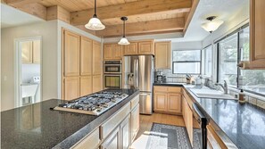 Private kitchen | Fridge, microwave, oven, stovetop