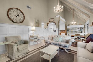 公寓客房, 1 張特大雙人床和 1 張沙發床 (Seascape Golf Villa - Coconut Cottage) | 起居區 | 電視