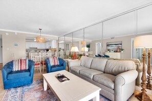 Leilighet, flere senger (Beach House 204A) | Oppholdsområde | TV