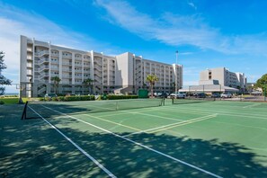 Condo, várias camas (Beach House 204A) | Campo esportivo