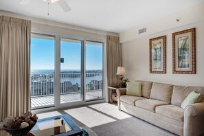 コンドミニアム ベッド (複数台) (Ariel Dunes II 801) | リビング エリア | テレビ