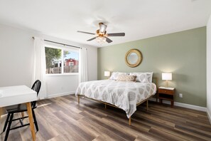 4 Schlafzimmer, Schreibtisch, Reisekinderbett, WLAN