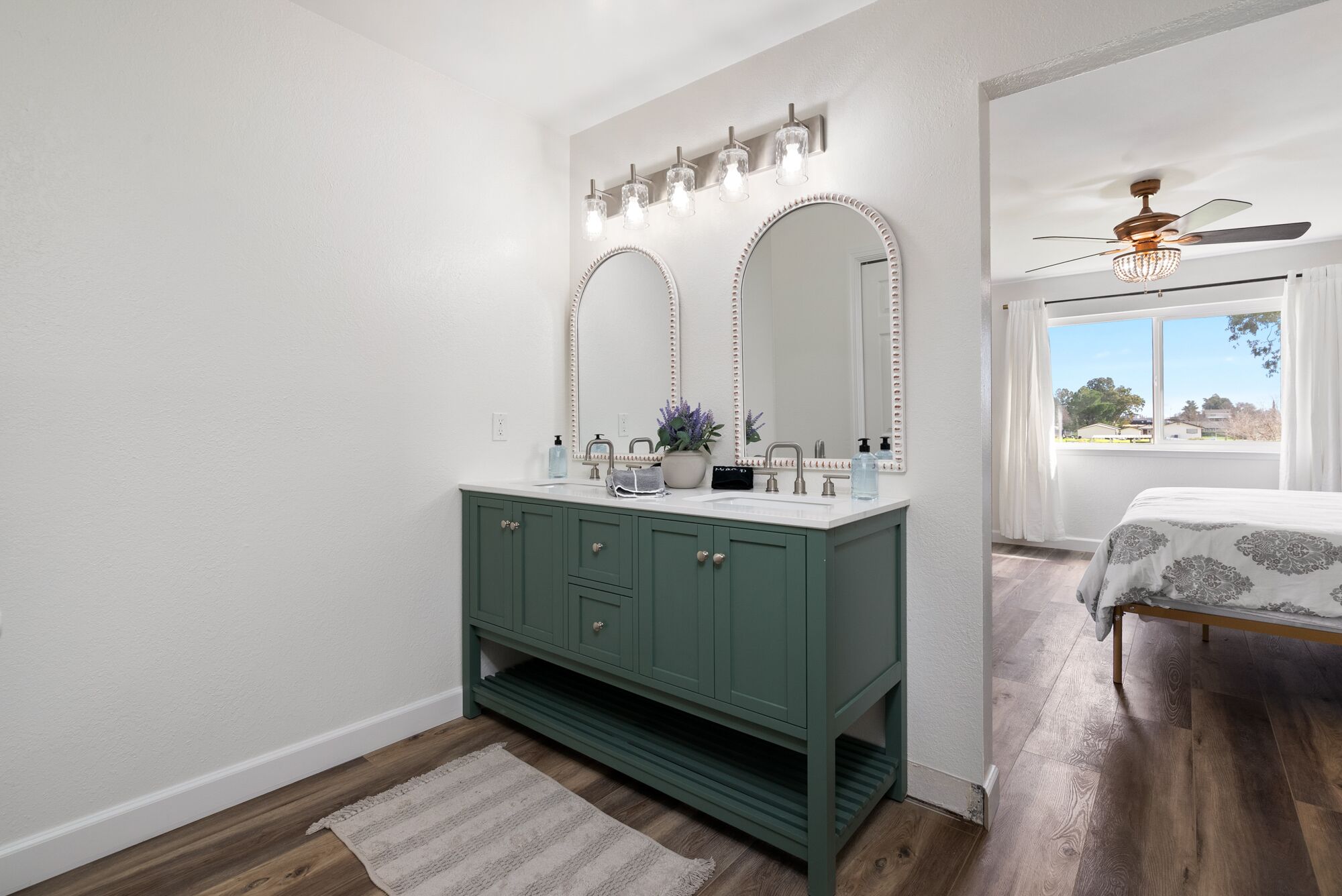 4 bedrooms, desk, travel crib, WiFi