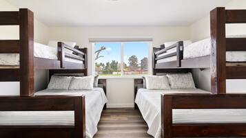 4 bedrooms, desk, travel cot, WiFi