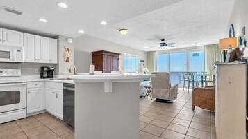 Condo, Berbilang Katil (Ariel Dunes II 704) | Dapur peribadi | Ketuhar, pembakar roti