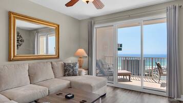 Condo, varias camas (Ariel Dunes II 1908) | Área de sala de estar | Televisión