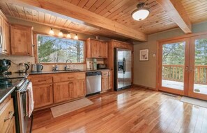 Frigorífico, horno, placa de cocina y lavavajillas