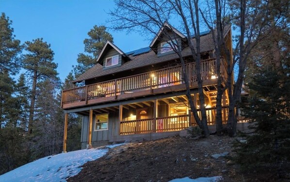 Exterior - Big Bear Treehouse-HOT TUB-Gorgeous Views (Big Bear Lake)