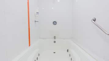 Regadera, toallas, papel de baño