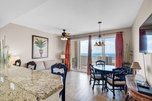 Lägenhet - 1 queensize-säng med bäddsoffa (Ariel Dunes II 1805) | Vardagsrum | Tv