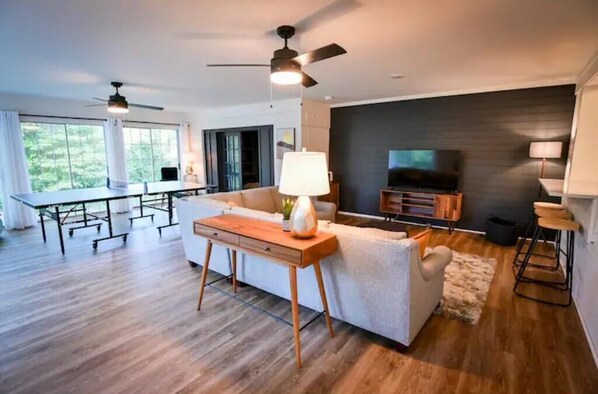 Offices - Spacious, Town Square, Theatre Room! 4 bed / 2 bath Private Home on town square (Covington)