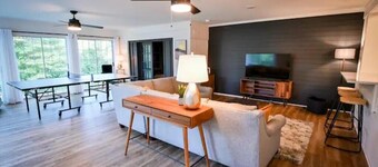 Spacious, Town Square, Theatre Room! 4 bed / 2 bath Private Home on town square