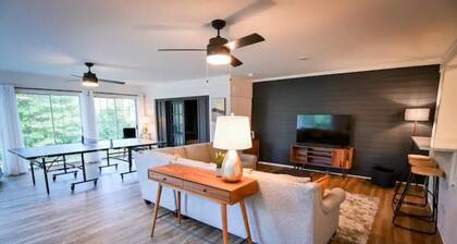 Spacious, Town Square, Theatre Room! 4 bed / 2 bath Private Home on town square