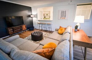 Offices - Spacious, Town Square, Theatre Room! 4 bed / 2 bath Private Home on town square (Covington)