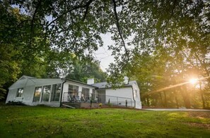 Exterior - Spacious, Town Square, Theatre Room! 4 bed / 2 bath Private Home on town square (Covington)