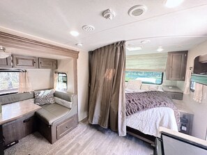 1 bedroom, free WiFi, bed sheets - Joy ~ The Happy Little Camper (Loranger)