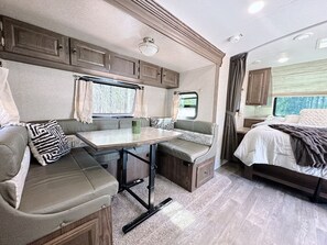 1 bedroom, free WiFi, bed sheets - Joy ~ The Happy Little Camper (Loranger)