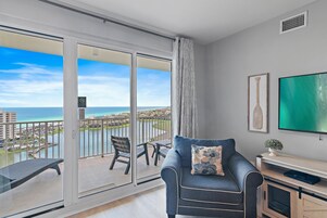 公寓式客房, 1 张特大床和 1 张沙发床 (Ariel Dunes II 1608) | 起居区 | 电视