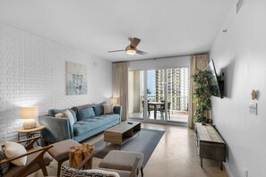 Condo, varias camas (Ariel Dunes I 802) | Área de sala de estar | Televisión 