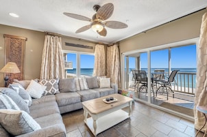 公寓式客房, 多张床 (Riviera Dunes 501) | 起居区 | 电视