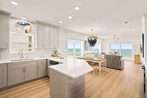 Kondominium, Beberapa Tempat Tidur (Riviera Dunes 501) | Dapur pribadi | Oven, pemanggang roti, dan tisu