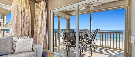 コンドミニアム ベッド (複数台) (Riviera Dunes 501) | リビング エリア | テレビ