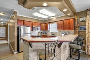 Apartamento, varias camas (Riviera Dunes 501) | Cocina privada | Horno, tostadora y papel de cocina