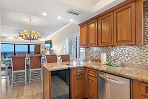 Condo, varias camas (Shipwatch D604) | Cocina privada | Horno, tostadora y toallas de papel