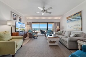 公寓式客房, 多张床 (Shipwatch A302) | 起居区 | 电视