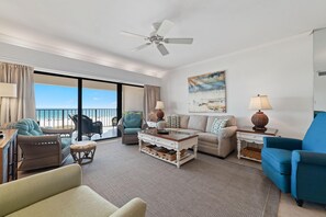 公寓客房, 多張床 (Shipwatch A302) | 客廳 | 電視