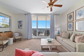 Leilighet, flere senger (Indigo West 1802) | Oppholdsområde | TV