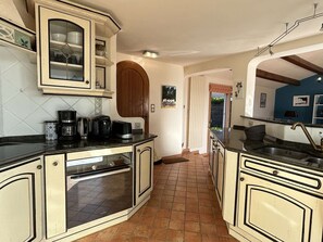 オーブン、コンロ、食器洗い機、コーヒー / ティーメーカー