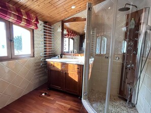Bathroom - Beachfront Home with Terrace & Stunning Sea Views - 7 Guests (La Guérinière)