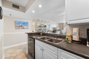 コンドミニアム キングベッド 1 台ソファーベッド付き (Perdido Sun 512) | 専用キッチン | オーブン、トースター、ペーパータオル