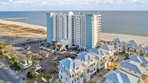Un hôtel situé en bord de mer, composé de plusieurs bâtiments, doté d’un parking et offrant une vue sur l’océan.