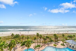 Blick auf einen Strand mit Pool und Liegebereich.