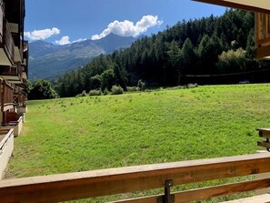 Property grounds - Cosy Apartment in Val Cenis Lanslebourg – Sleeps 6, Ski-In/Ski-Out, Pool Access (Lanslebourg-Mont-Cenis)